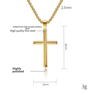 Vue détaillée du pendentif croix en acier inoxydable doré, dimensions 36mm par 22mm