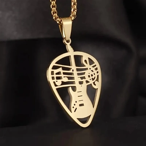 Collier pendentif médiator évidé doré avec notes de musique sur soie noire