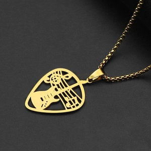 Collier médiator doré pour homme avec notes de musique sur fond noir mat