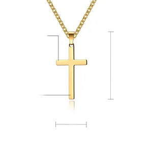 Makroansicht der polierten goldenen Edelstahl-Kreuzkette mit Maßen 20mm mal 10mm