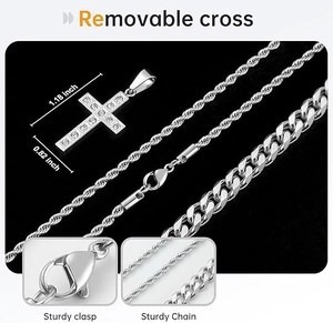Détail du pendentif croix argentée amovible avec cristaux et chaîne à fermoir robuste