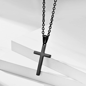 Detail eines mattschwarzen Edelstahl-Kreuzanhängers an einer O-Kette mit minimalistischem Finish