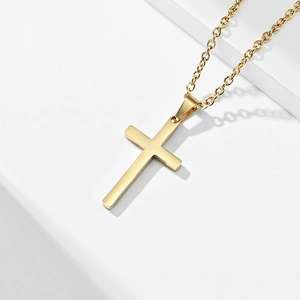 Minimalistische goldene Kreuzkette aus poliertem Edelstahl mit einer klassischen Gliederkette