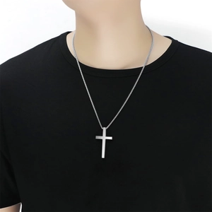 Poliertes Edelstahl Kreuz Anhänger Halskette für Herren auf einem schwarzen T-Shirt