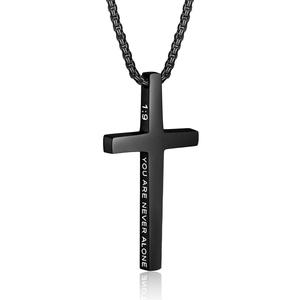 Schwarze Edelstahl-Kreuzkette mit 'You Are Never Alone' Gravur und feiner Gliederkette