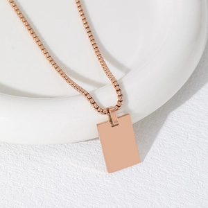 Collana in acciaio inossidabile oro rosa con pendente rettangolare e catena box