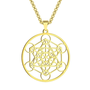 Gros plan détaillé du pendentif cube de Métatron doré avec découpe laser précise