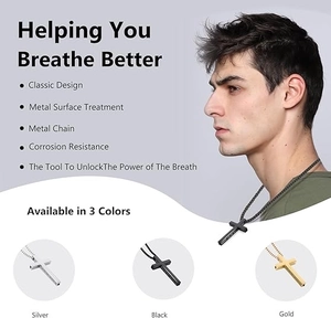 Detalle de los tres colores metálicos del collar de respiración con cruz para hombre