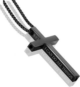 Primer plano del collar de cruz de acero inoxidable negro con grabado I CAN DO ALL THINGS