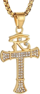 Gros plan du collier croix Oeil d'Horus doré avec sertissage en zircons étincelants