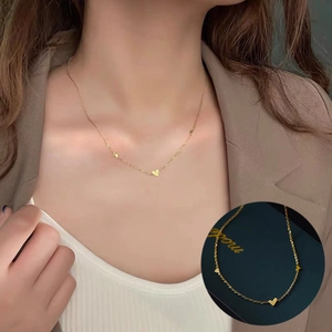 Collier en acier titane doré pour femme orné de multiples pendentifs délicats en cœur