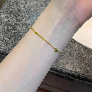 Bracelet minimaliste doré avec breloques cœur et chaîne fine élégante pour femme