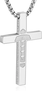 Détail du collier pendentif croix avec gravure de football et versets inspirants