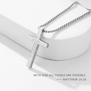 Collier croix en acier inoxydable avec gravure Matthew sur un support blanc pur