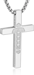 Détail du pendentif croix de rugby argenté avec verset biblique gravé 4:13 sur la chaîne