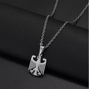 Pendentif aigle allemand en acier inoxydable poli sur un présentoir noir élégant