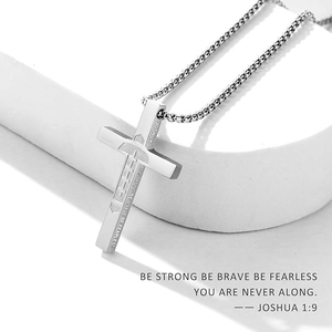 Vue détaillée du pendentif épée croix en acier avec gravure Joshua 1:9 sur une chaîne maille box