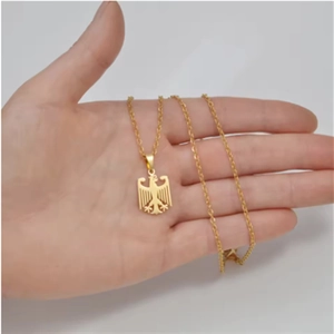 Collier en acier inoxydable doré avec un pendentif poli du blason de l'aigle allemand