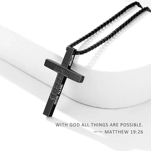 Détail du pendentif croix en acier inoxydable noir mat avec gravure d'un verset biblique