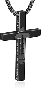 Détail d'une croix de football en acier noir mat avec gravure de verset 4:13