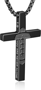 Détail du pendentif croix football noir mat avec gravure de motivation inspirante