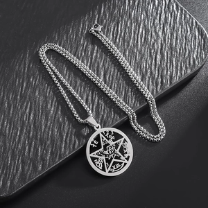 Vue macro détaillée du pendentif pentagramme en acier inoxydable avec Tetragrammaton
