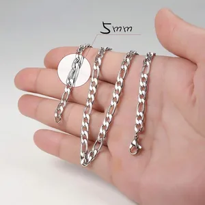 Collier chaîne Figaro 5mm en acier inoxydable argenté pour homme tenu dans la main