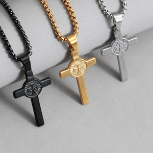 Colliers croix INRI vintage en noir, or et argent avec finitions en acier inoxydable