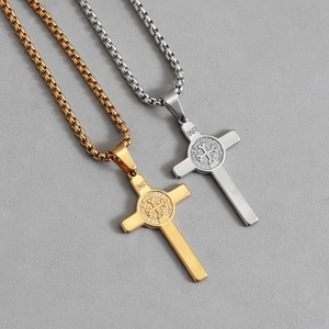 Vue détaillée des colliers croix en acier inoxydable or et argent avec médailles Benoît