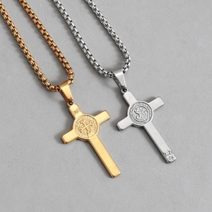 Détail du pendentif croix en acier inoxydable vintage avec relief et chaîne box