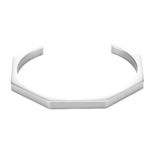Vista detallada de un brazalete octogonal plateado minimalista con acabado pulido brillante
