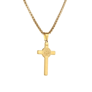 Détail du pendentif croix en acier doré avec médaille de Saint-Benoît et gravure INRI