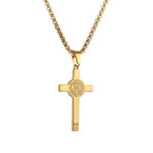 Détail macro du pendentif croix Saint-Benoît doré avec gravures religieuses et chaîne box