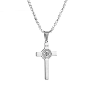Gros plan sur le pendentif croix en acier inoxydable avec détail de la médaille Saint-Benoît