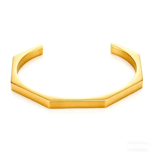 Brazalete abierto de acero inoxidable dorado con un acabado geométrico pulido
