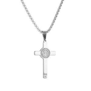 Détail de la médaille de Saint Benoît sur pendentif croix en acier inoxydable