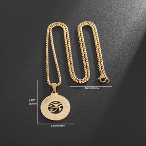 Vue détaillée du collier pendentif œil d'Horus en or avec chaîne et mesures de taille