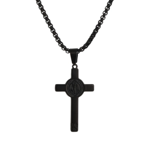 Détail macro du pendentif croix de Saint-Benoît noir mat avec médaille religieuse et chaîne box