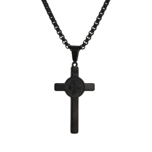 Détail d'un pendentif croix en acier noir avec texte INRI et relief religieux