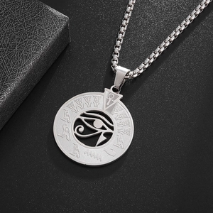 Collier égyptien en acier inoxydable argenté avec pendentif Œil d'Horus et boîte