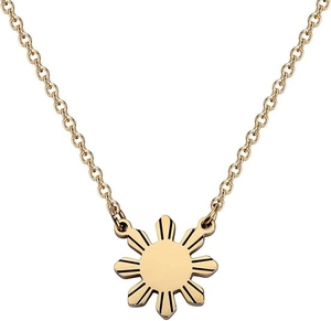 Détail du pendentif soleil doré avec rayons gravés et chaîne à maillons classique