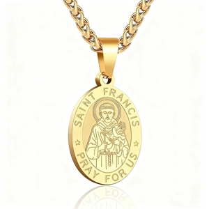 Collana con ciondolo ovale San Francesco in acciaio inossidabile dorato e catena