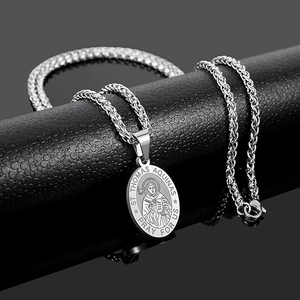 Détail du pendentif ovale St Thomas d'Aquin avec chaîne blé argentée sur socle noir