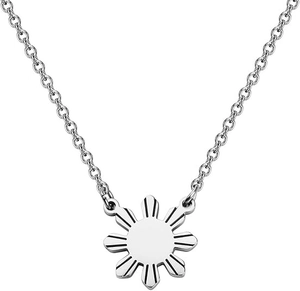 Gros plan du collier pendentif soleil argenté avec motif d'étoile radieuse en acier inoxydable