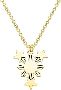 Détail du pendentif soleil et étoiles plaqué or sur une fine chaîne à maillons