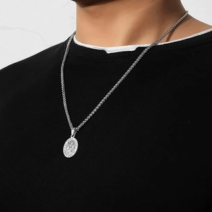 Collier pour homme avec pendentif médaille ovale St Thomas d'Aquin sur chaîne en blé argenté
