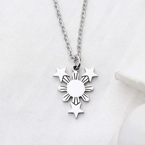 Collier en acier inoxydable avec pendentif soleil et étoiles des Philippines