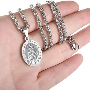 Pendente ovale Saint Francis in acciaio inossidabile con catena a treccia in mano