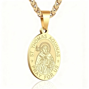 Vue détaillée du pendentif médaille ovale Saint Thomas d'Aquin en finition dorée