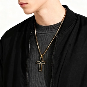 Collana con pendente a croce bicolore in acciaio inossidabile da uomo indossata da un modello